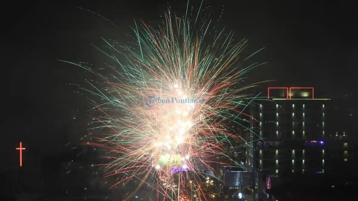 Pesta Kembang Api Tahun Baru Imlek di Jalan Gajahmada Pontianak - kembang-api-imlek-01.jpg