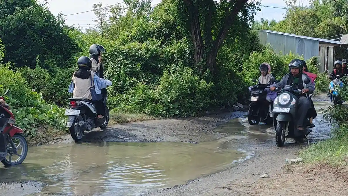 Jalan ke Kampus Unsulbar Rusak Parah, Rektor Ajukan Perbaikan, Tapi Diabaikan Pemkab Majene