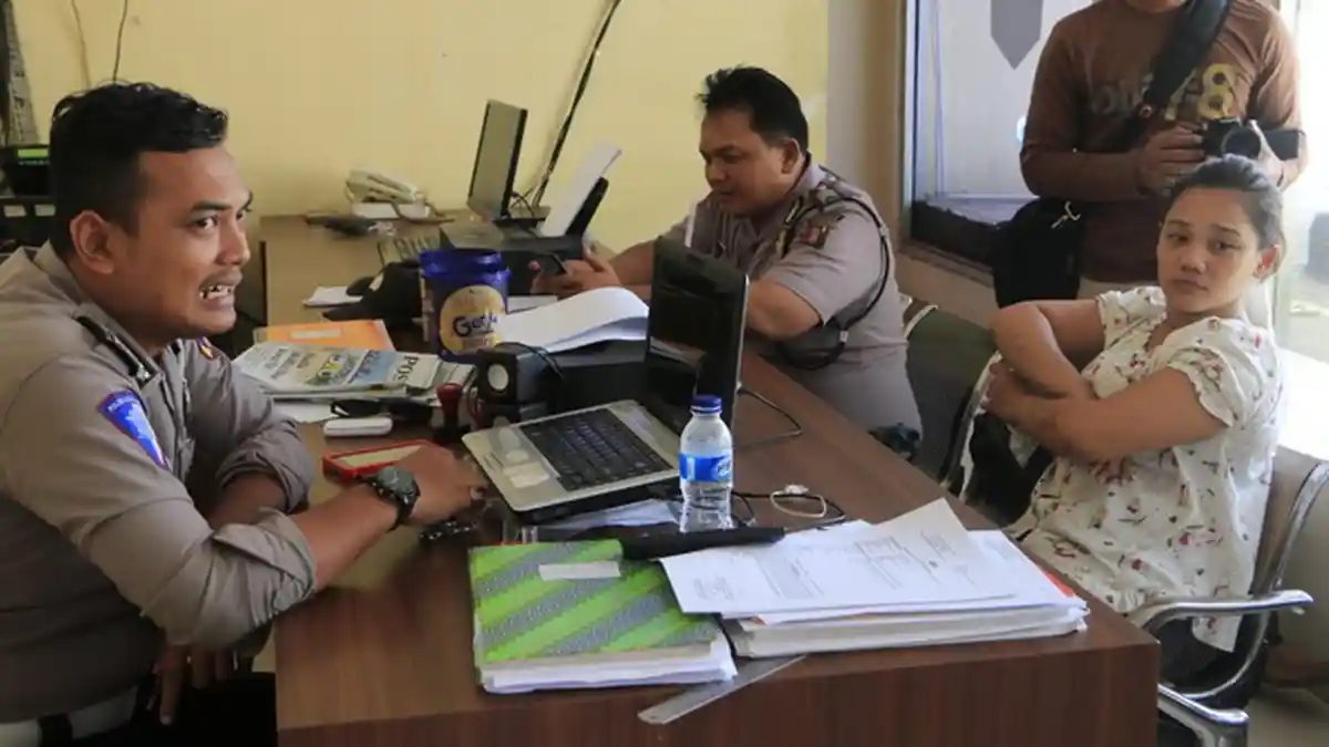 VIDEO - Wanita Hamil 4 Bulan Ini Curi Laptop, Aksinya Terekam CCTV