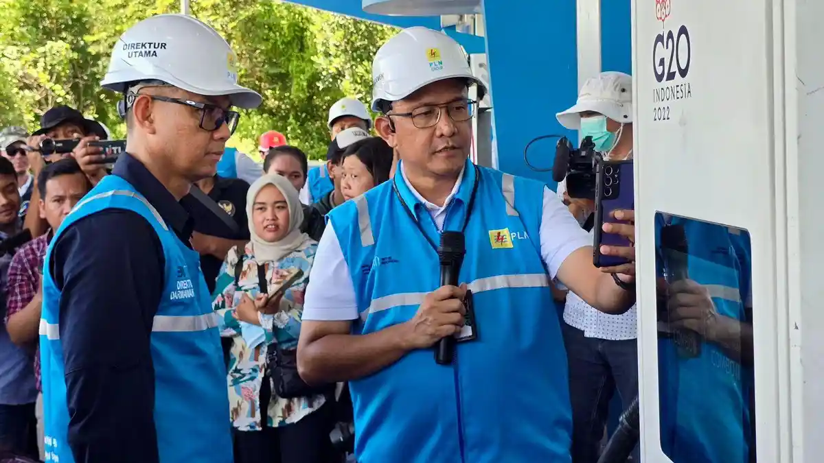 Pastikan Seluruh Layanan SPKLU Andal, Dirut PLN Tinjau SPKLU di Rest Area 628B Saradan