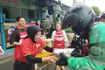 WARTEG-GRATIS-Puluhan-warga-antri-mengambil-paket-berbuka.jpg
