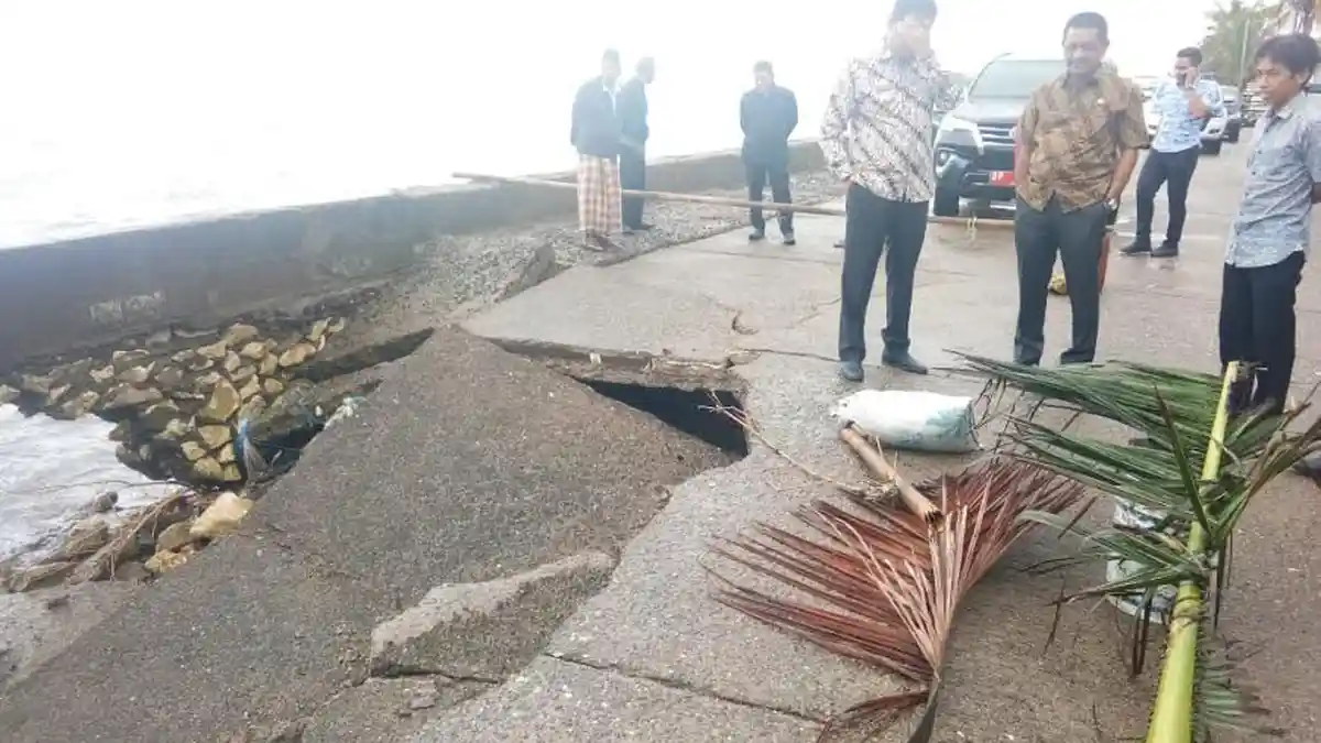 Dua Titik Jalan Beton di Bibir Pantai Sumpang Barru Amblas, Begini Reaksi Bupati