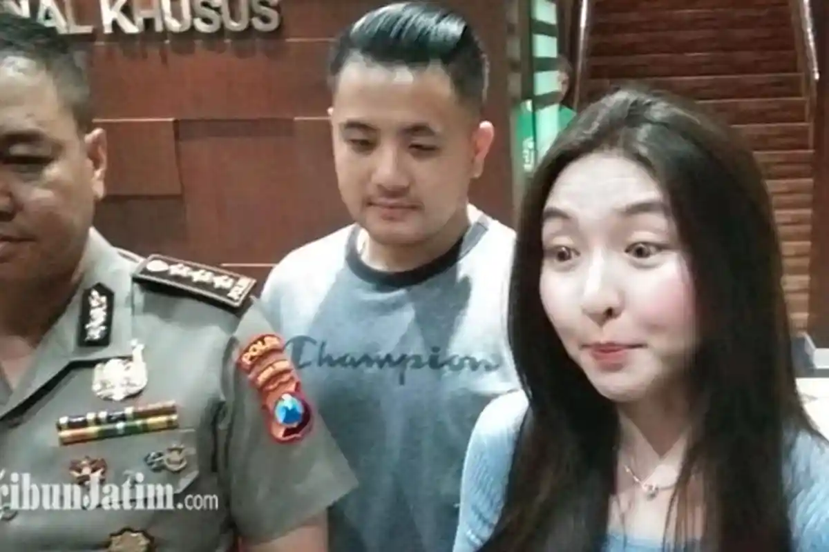 Ruth Stefanie Tebar Senyum Pasca Dicecar 30 Pertanyaan Terkait Carding, Awkarin Pilih Buang Muka