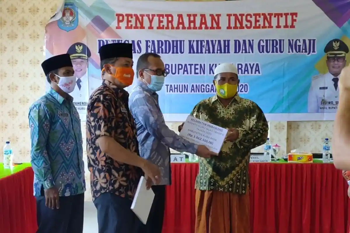 Wabup Kubu Raya Sujiwo Serahkan Insentif Petugas Fardhu Kifayah dan Guru Ngaji