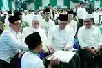 KH-Abdul-Hakim-Mahfudz-saat-Menandatangani-Surat-Persetujuan-Menjadi-Ketua-PWNU-Jatim.jpg