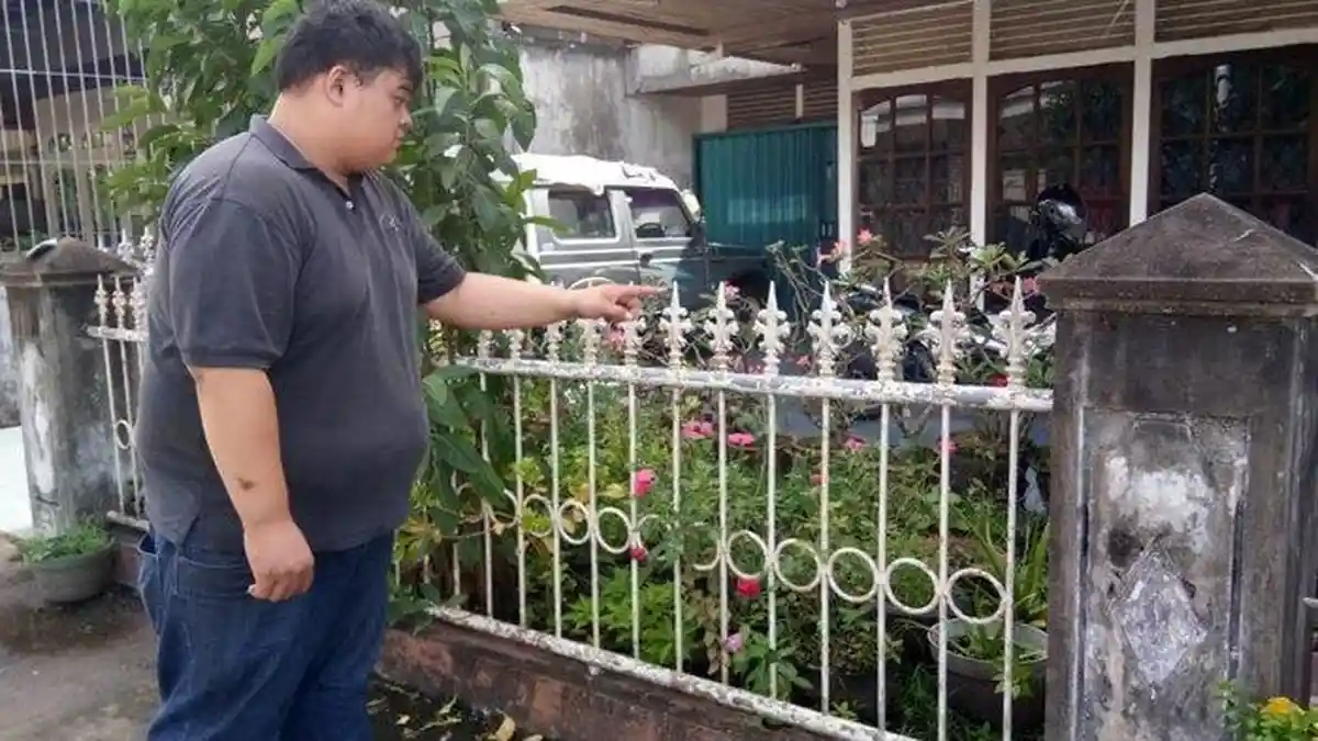 HEBOH, Pria 50 Tahun Meninggal Berdiri Dengan Posisi Nyangkut di Pagar Rumah Warga
