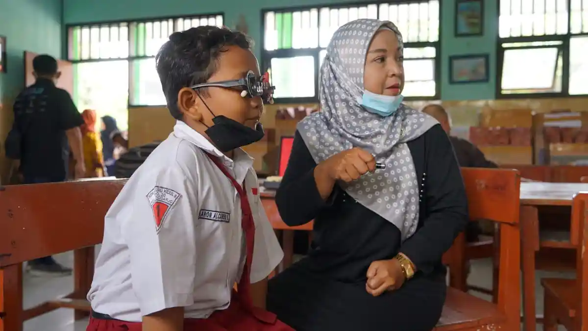 PGNMAS Peduli Kesehatan Mata, Bagikan Kacamata Gratis 2 SDN di Sidoarjo ...