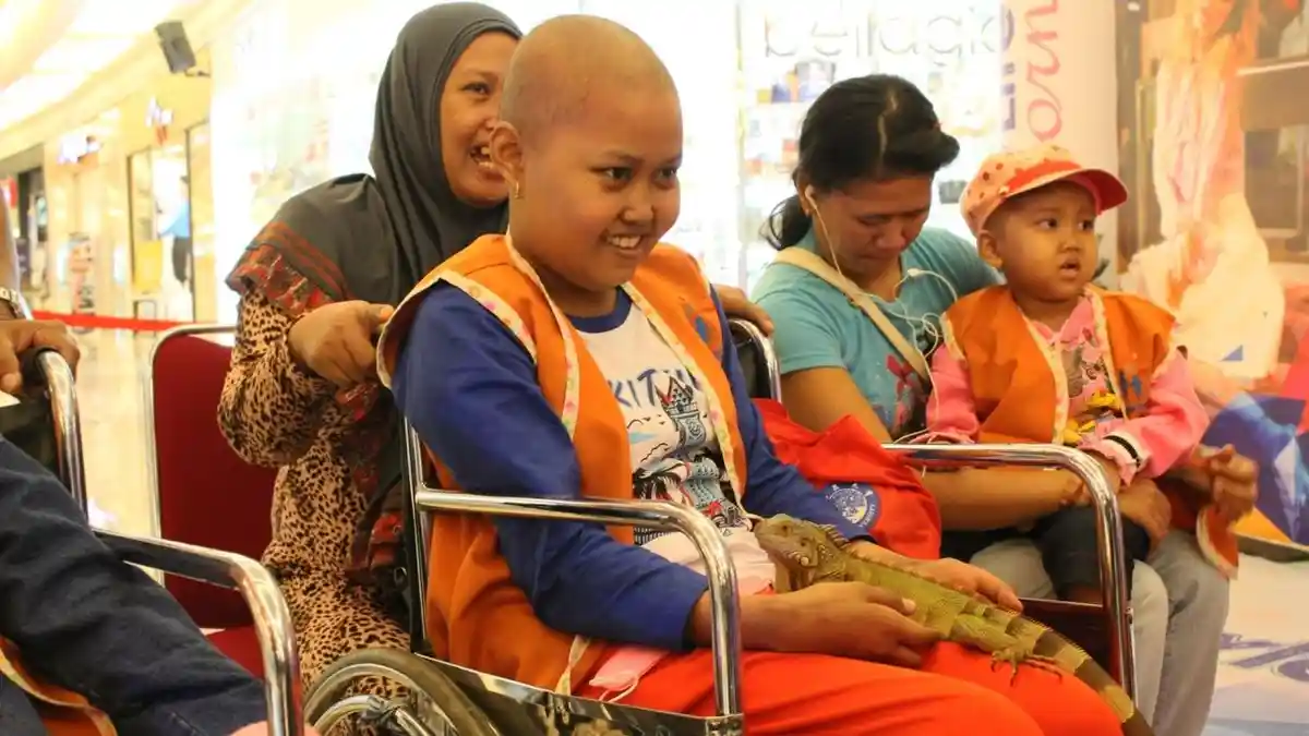 FOTO: Gandeng Komunitas Reptile, TSM Ajak Anak Penderita Kanker Kenali Hewan Reptil