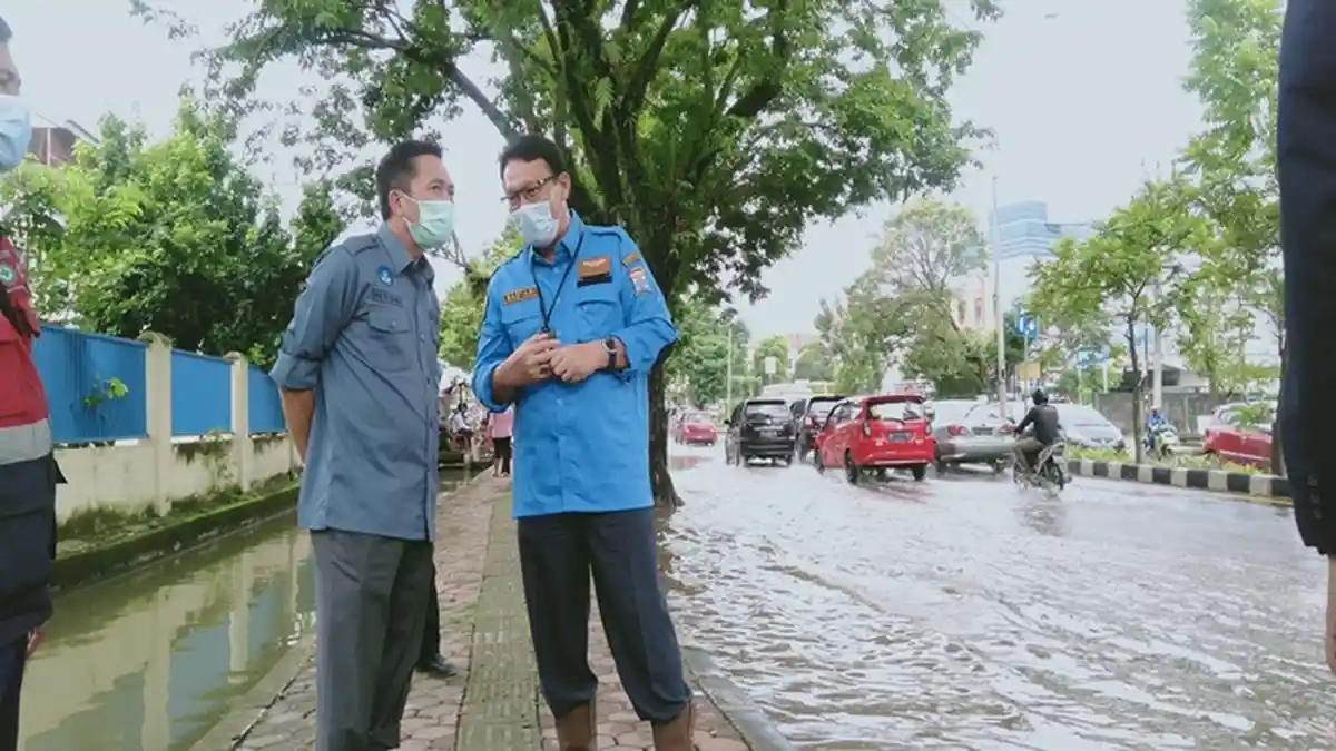 Saat Tinjau Dua Titik Banjir di Palembang, Sekda Ratu Dewa Temukan Drainase Tertutup Pagar