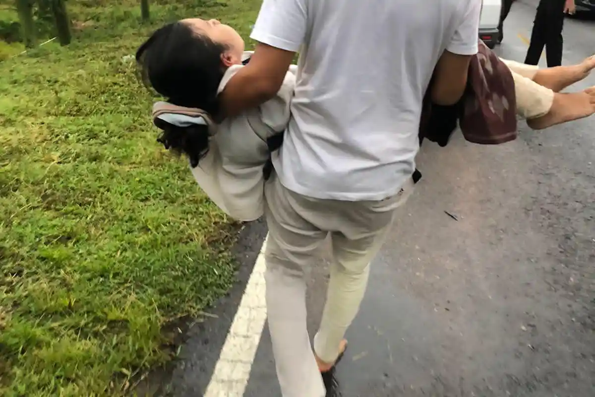 BREAKING NEWS: Kecelakaan Avanza Vs Xenia di Poros Bone, Korban Dilarikan ke Puskesmas