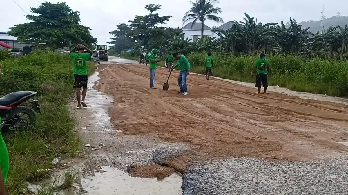 Politisi dan Komunitas Bentor Tambal Jalan Berlubang Desa Bobong Taliabu