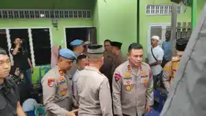Kapolda-Sumut-Irjen-Whisnu-Hermawan-Februanto-saat-melayat-ke-rumah-duka-Muhammad-Syuhada-15.jpg