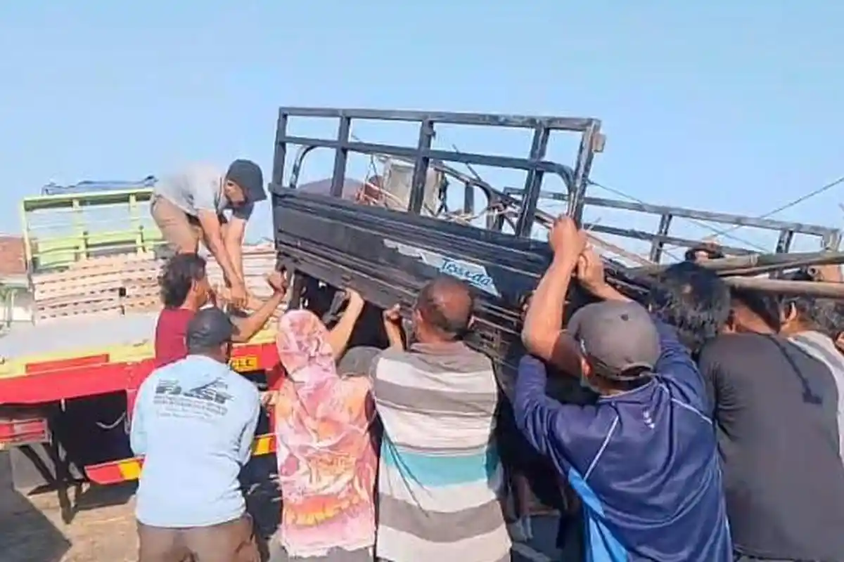 Tossa yang Mengangkut Wisatawan Asal Lumajang Tabrak Truk di Jember, 4 Orang Tewas, 6 Orang Terluka