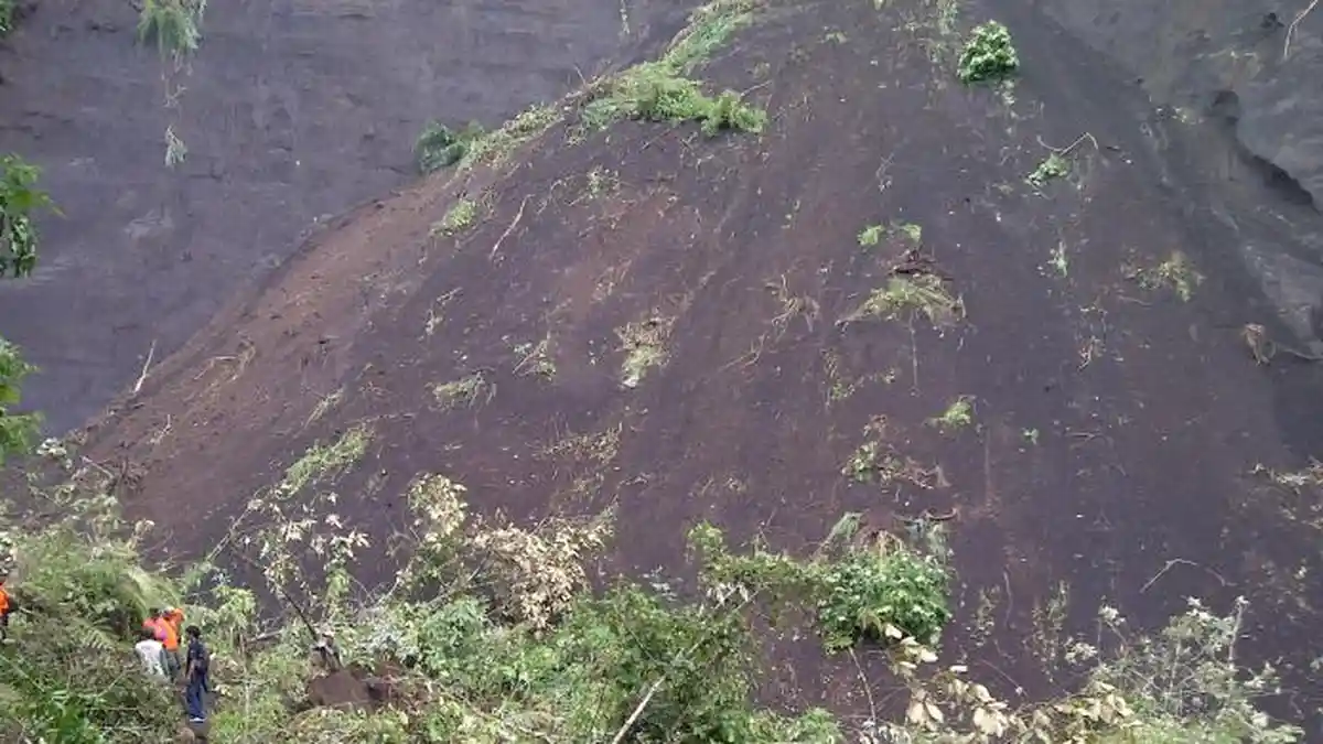 Longsor Timbun Ratusan Orang, 17 Nyawa Melayang
