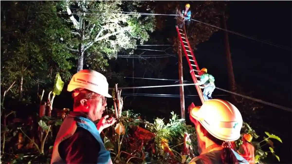 PLN Jabar Bekerja Keras Melakukan Recovery 1.383 Gardu Terdampak akibat Cuaca Buruk
