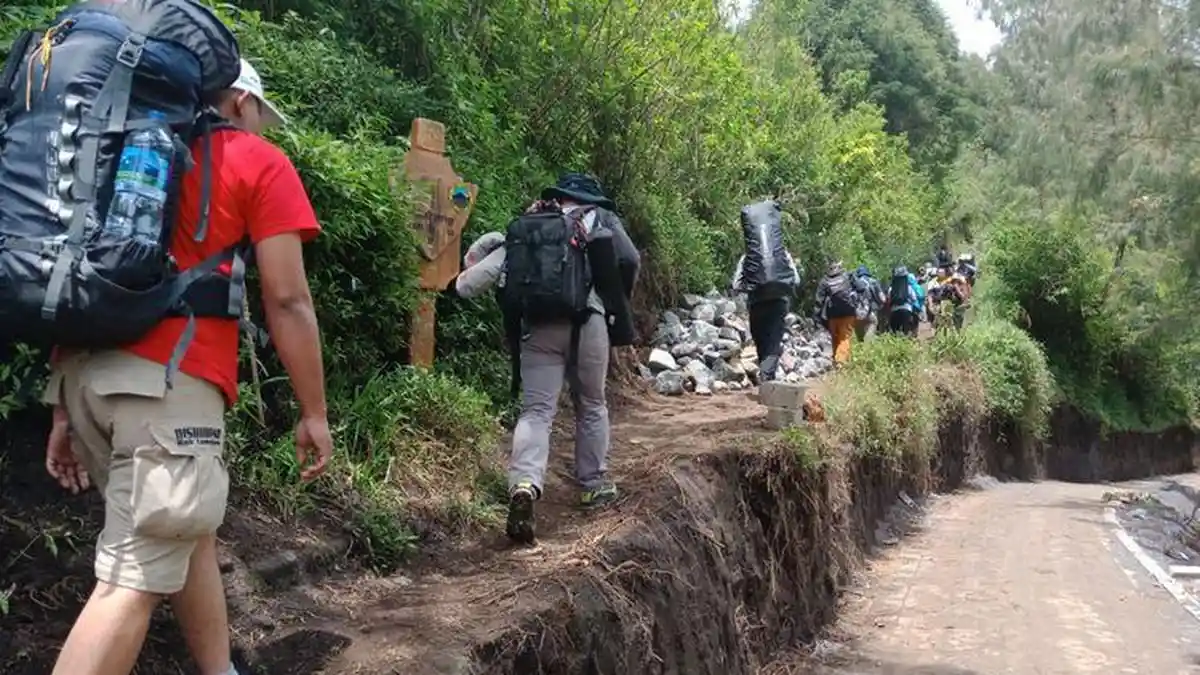 Pendaki Gunung Semeru Wajib Kenakan Gelang RFID, Statusnya Pinjam Tanpa Biaya