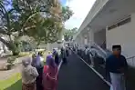 Warga Padati Gedung Pakuan Usai Salat Id, Antre Salaman dengan Dedi Mulyadi