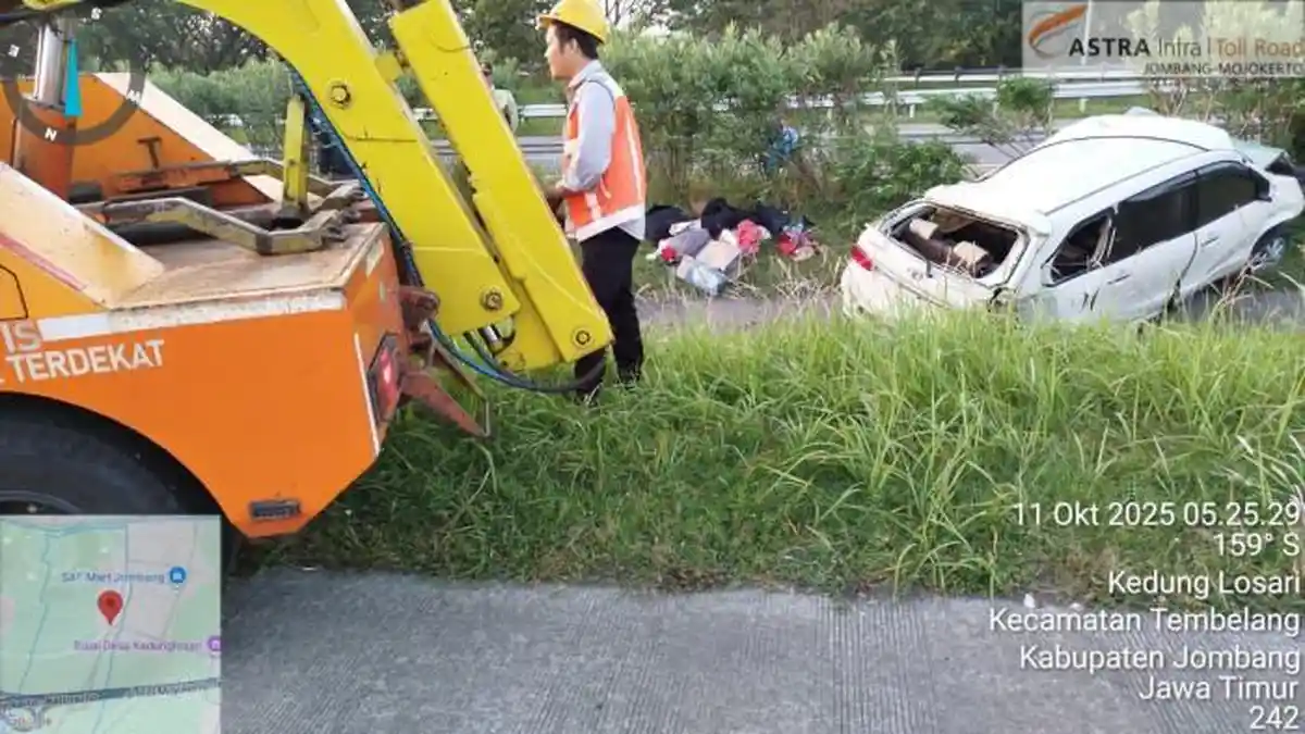 Avanza Terguling di Jalan Tol, 5 Orang Termasuk Balita 2 Tahun Terluka
