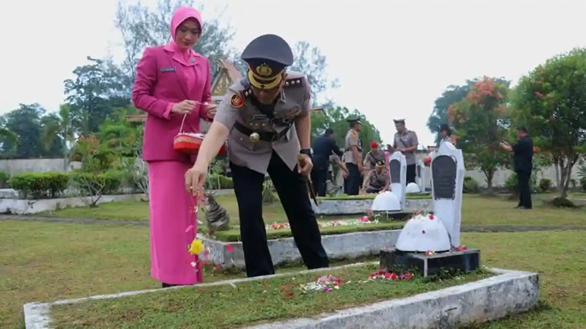 Kapolres Dumai Pimpin Ziarah di Makam Pahlawan Damai Sentosa pada Peringatan Hari Bhayangkara ke-80 - Tribunpekanbaru.com
