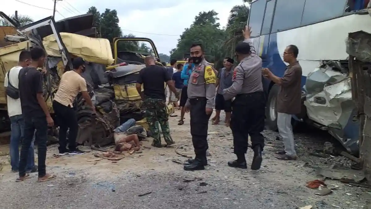 Dua Orang Tewas Akibat Kecelakaan Maut di Bungo, Bus Langsung dari Pati Hantam Truk Muatan Pasir