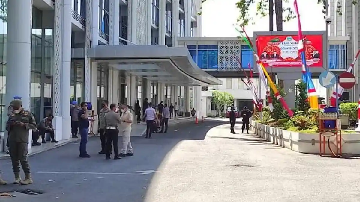 BREAKING NEWS RIBUAN MAHASISWA Dikabarkan Geruduk Kantor DPRD Sumut, Polisi Bersiaga