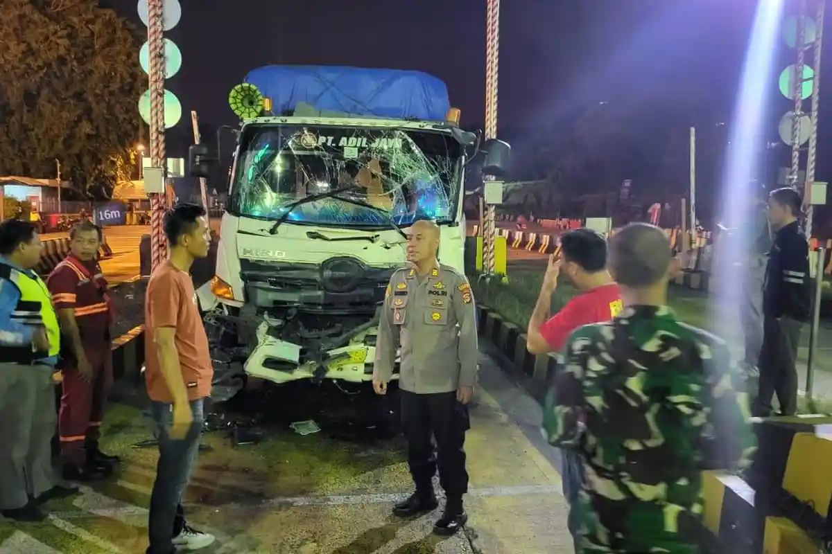 Dua Truk Pengangkut Pupuk Pusri Tabrakan di Toll Gate Pelabuhan Bakauheni
