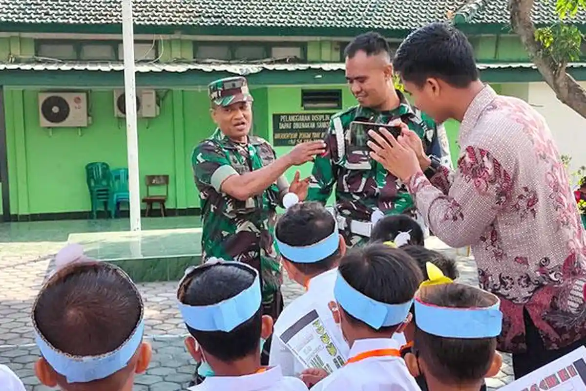 Siswa SD Islam Citra Sawing Belajar Kedisiplinan dengan Kunjungi Kodim 1615/Lombok Timur