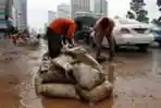 Bersihkan Lumpur Sisa Banjir
