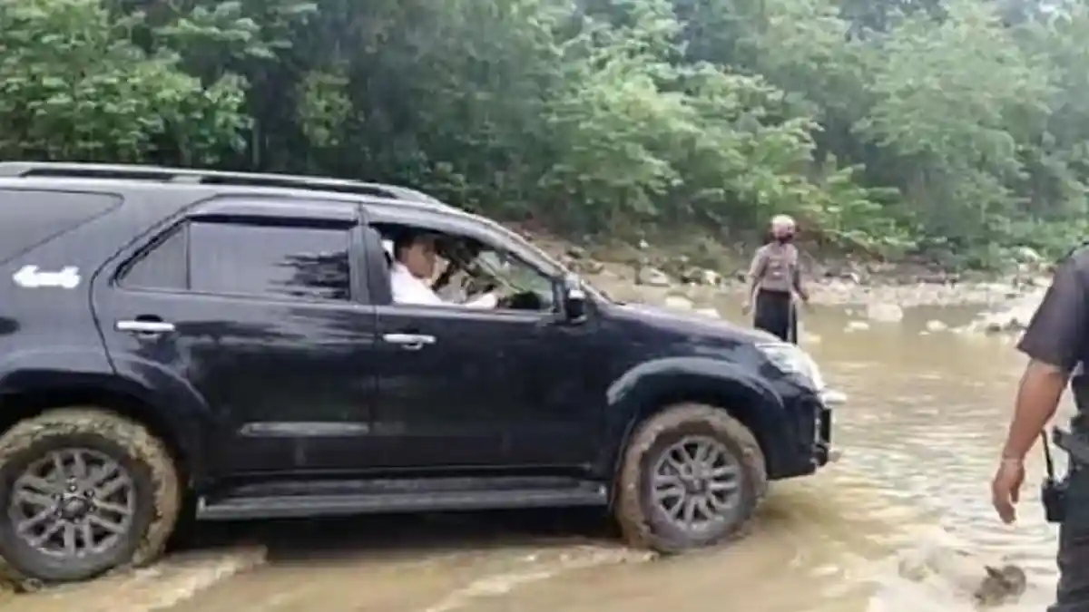 Bupati Malaka Jadi Sopir 15 Menit, 