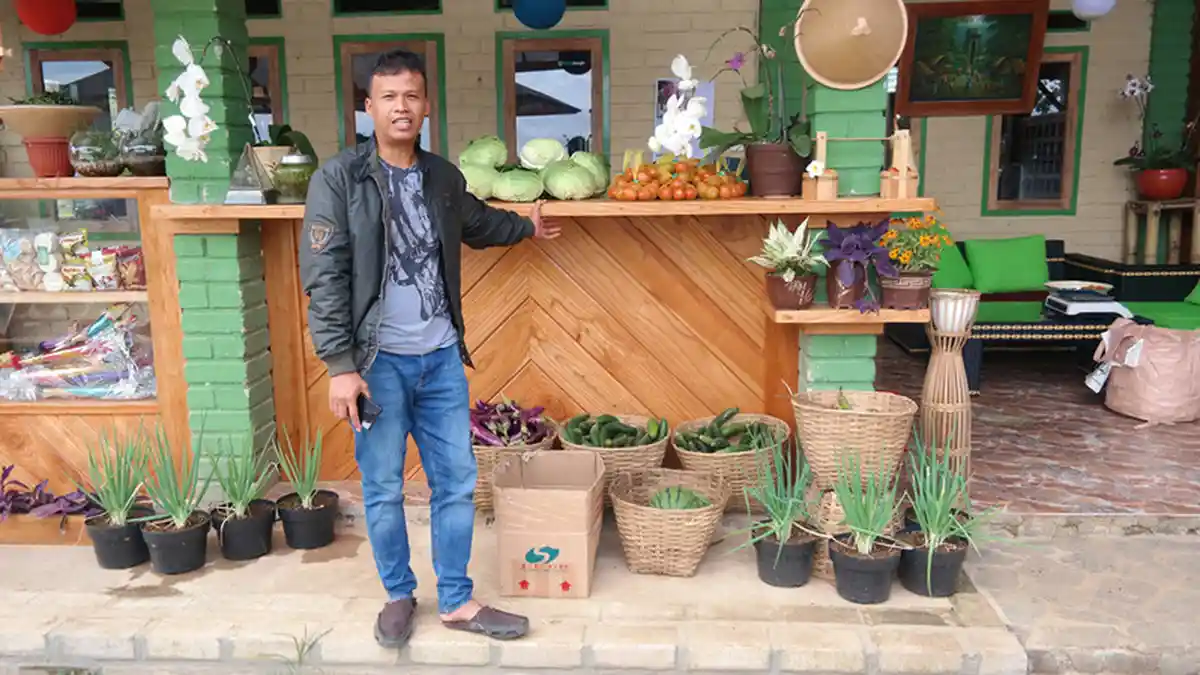 Petani Teladan, Ajari Warga Menanam dengan Seni dan Beli Hasil Panen di Atas Harga Tengkulak