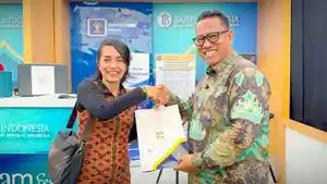 Owner-Kulinerbymagz-Maggie-Anggelien-Saimima-terima-seritifkat-merek.jpg