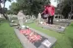 Dino Patti Djalal Tabur Bunga di Makam Usman-Harun