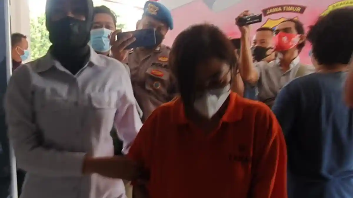 Sosok Kleopatra Akhirnya Ditangkap Saat Live Bugil di Toilet Umum